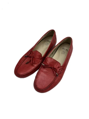 Röda loafers i skinn med snördetalj - Snygga röda loafers/ballerina skor från Ara i mjukt skinn med dekorativ snörning framtill och klassisk seglarsko-look. Skorna har en bekväm innersula med 'High Soft'-teknologi. Storlek 6/38 men skulle säga att de är lite stora i storlek då de är ganska breda och töjbara.