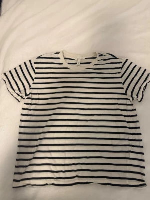 Randig t-shirt  - Randig svart vit t shirt. T-shirten har rund halsringning och korta ärmar. Använd bara en gång. 
