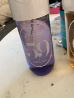 Sol de Janeiro 59 Parfymmist - OÖPPNAD !!!  Gryddig vanilj !!!!!!                         Fräsch parfymmist från Sol de Janeiro i en snygg lila plastflaska med vit kork. Doften heter 59 och flaskan har en modern, rundad form. Perfekt att ha med i väskan för en snabb uppfräschning.