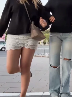 Vita virkade shorts med volang - Säljer ett par supersnygga shorts från Lindex i storlek 170. Skulle säga att de är som Xs/S. Perfekta nu till sommaren.