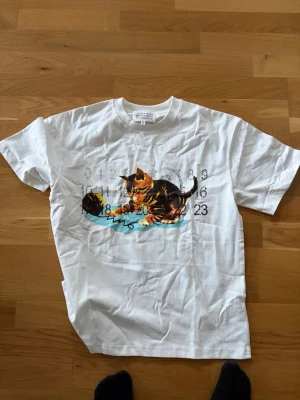 Maison margiela cat t shirt  - Säljer min vapen dragare till t shirt, skick 10 av 10 köptes på velstaire riktig fet t shirt 
