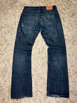 Levis 527 bootcut herr flared vintage jeans herr archive oldmoney distressed - Levis 527 bootcut jeans med en riktigt snygg passform och tvätt. Mycket bra skick, utan märkvärdiga defekter och med snygga slitningar. W32 L34, postas antigen samma dag som köp eller dagen därpå💯🙌