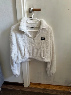 Fluff hoodie cropped - KÖPAREN STÅR FÖR FRAKT! Fin fluffig hoodie, använd få ggr 🌸