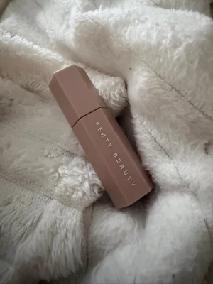 Fenty Beauty Match Stix Mocha 03 - Säljer en Fenty Beauty Match Stix i färgen Mocha 03. Det är en matt contour stick med krämig formula som är enkel att blenda ut. Förpackningen är sexkantig och beige, smidig att ta med i väskan. Perfekt för att skapa naturliga skuggor och definition.