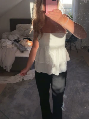 Vit axelbandslös bandeautopp - Säljer en super fin topp från bik bok, det är en topp men en del kan använda den som kjol. ❤️