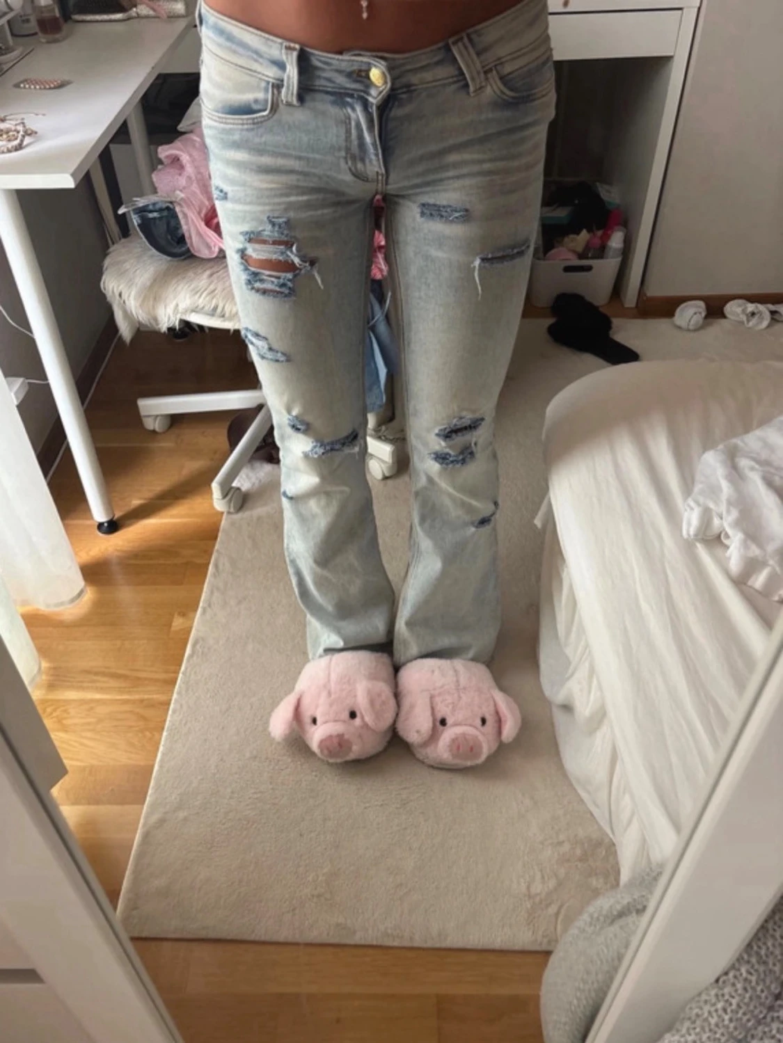 Ljusblå slitna bootcut jeans