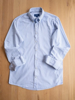 Blårandig skjorta från Eton - Klassisk blårandig skjorta från Eton med button down-krage och vita knappar. Skjortan är långärmad och tillverkad i bomull, perfekt för en clean och stilren look.