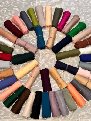 Mjuk jersey hijab i flera färger - Säljer en mjuk och stretchig hijab i jerseytyg som finns i massor av färger, från neutrala toner till starka nyanser. Sjalen är rektangulär och lätt att styla på olika sätt. Perfekt för dig som vill ha en bekväm och snygg accessoar till din outfit.