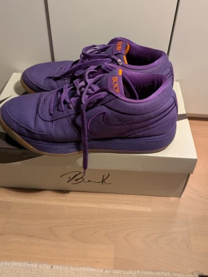 Nike Book 1 basketskor  - Säljer ett par Nike Book 1 basketskor då dem inte passar mig. Skorna är knappt använda, bara några träningar. Greppet på undersidan är så gott som nytt och det ända är en liten slitning vi toppen av skon. Storlek 45 men passar lite smått. Ny pris är runt 1500