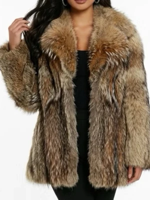 Brun vintage pälsjacka med krage - Säljer en klassisk brun pälsjacka i äkta päls med bred krage och naturliga färgskiftningar i beige, brunt och grått. Jackan har rak passform och stängs framtill. Perfekt för dig som vill ha en statementjacka till vintern.