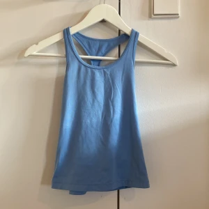 Blå linnetopp från SOC - Säljer en ljusblå linnetopp från SOC med brottarrygg. Passar om man har XXS🩵