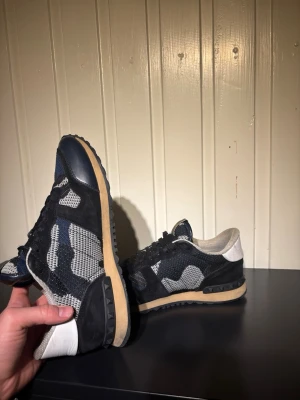 Valentino Rockrunner - Säljer ett par feta Valentino Rockrunners i färgen blå. Skorna har endast testats några få gånger och är i grymt skick. Skorna är i storlek 42!! Hör av dig vid frågor och funderingar👌