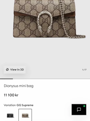 Gucci Dionysus mini GG Supreme väska - Säljer en Gucci Dionysus mini bag i GG Supreme canvas med klassiskt monogrammönster. Väskan har en silverfärgad kedjerem och ett ikoniskt tigerhuvud-spänne framtill. Färgen är beige/brun med detaljer i mocka och metall. Perfekt för dig som gillar lyxiga accessoarer.