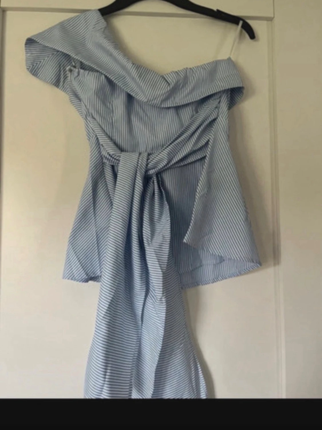 Blåvit offshoulder omlottklänning