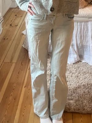 Ljusblå raka jeans - Säljer dessa jättefina ljusblå jeans då dom inte kommer till användning längre💖 Dom är i skorlek 32 och kommer från HM💖
