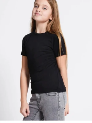 Svart basic t-shirt i bomull - En enkel svart t-shirt med rund hals och korta ärmar. Tillverkad i mjuk bomull som känns skön mot huden. Perfekt att matcha med jeans eller shorts för en clean och stilren look.