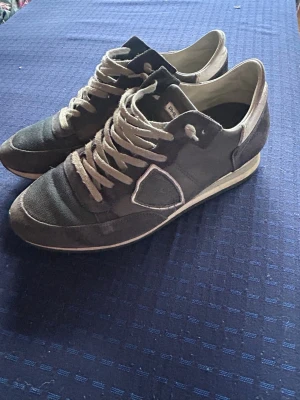 Philippe model trainers - Ett par väll använda Philippe model trainers riktig snygga skor, skorna är i okej skick. Slitna på undersidan (se bild 4). Hör av dig vid minsta lilla fråga!