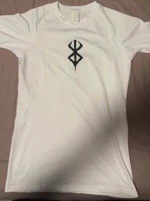 Berserk Compression shirt - Compression shirt inspererat av berserk, helt ny och inte ens testad, skickas inom en dag, mått och bilder finns i dm! Kan diskutera pris lite