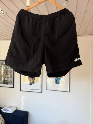 Svarta shorts från Stüssy - badbyxor fråk stussy. simple o clean