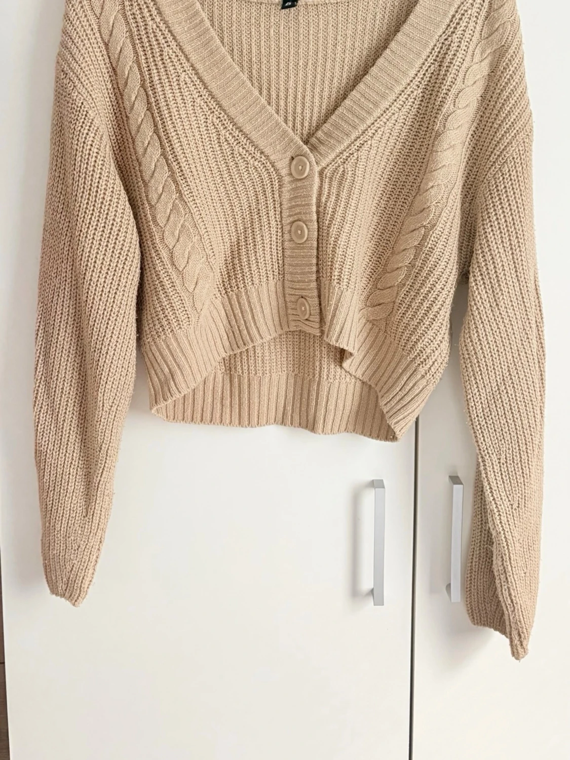 Beige cropped kofta med knappar