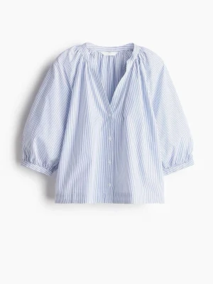 Randig sommarblus  - Jättefin trendig sommarblus med blåvita ränder från hm. Perfekt till studentfester och midsommar🌷💙🤍passar både xs/s