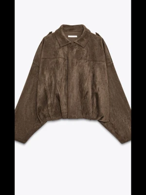 zara suede jacka - säljer den är för stor, använd ca 5 gånger och är i fint skick💞kan tänkas byta mot s😊vid frågor så är det bara att skriva!!
