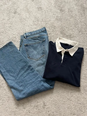 Paketpris, blå raka jeans med hög midja - Säljer ett par klassiska blå jeans med rak passform och hög midja. Jeansen har fem fickor och bälteshällor, perfekta för en avslappnad och trendig look. Materialet är kraftig denim i 100% bomull.
