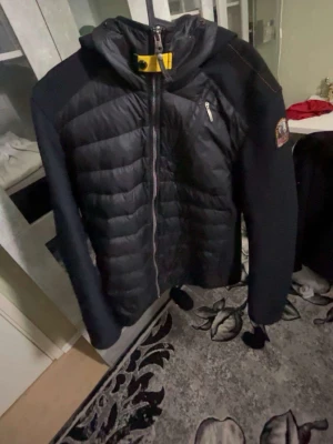 Parajumper jacka  - En typ helt nya parajumper jacka som är perfekt till våren och sommaren 