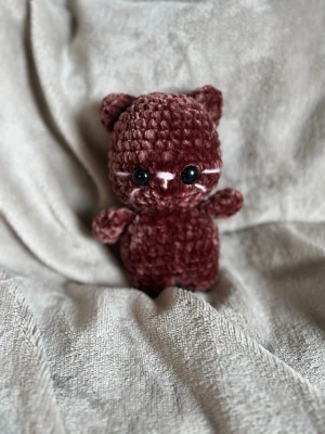 Två virkade katter med mössa - Obs detta är en beställning så köp ej om det inte är din! Katterna är ca 20 cm höga 🌸