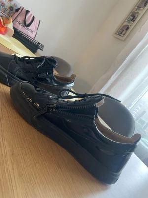 Giuseppe Zanotti Skor (Pris kan diskuteras) - Pris kan diskuteras! Säljer ett par extremt snygga Zanotti skot perfekt nu inför sommaren. Det är bara att skriva vid funderingar skorna är i utmärkt skick!