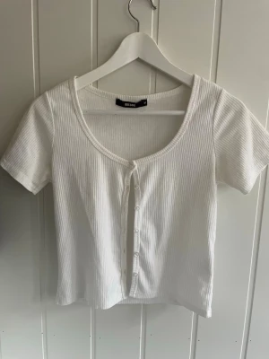 Vit ribbad topp  - Säljes då den inte kommer till användning 