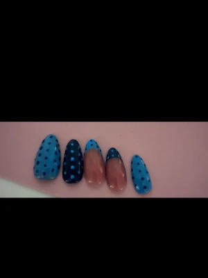 Blå press-on naglar med prickar - Skriv gärna vid frågor eller beställningar, finns i alla storlekar och i kort eller medium längd!!💗💕Lim ingår och de är återanvändbara💖