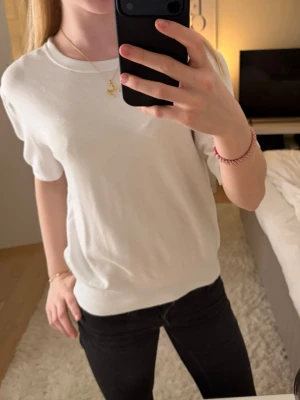 Vit mjuk T-shirt från Zara😍 - En enkel och stilren vit t-shirt från Zara i mjuk bomull😍