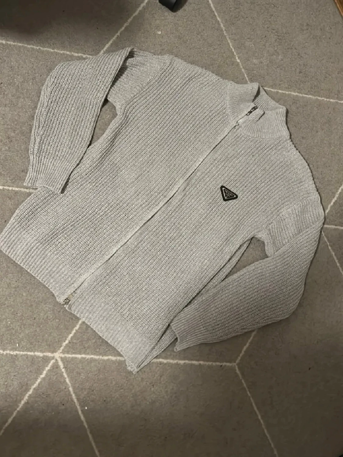 Grå stickad ziptröja från Prada