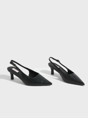 Svarta klackar nelly - Svarta slingbacks från Nelly i storlek 37. Inga defekter! Jättesköna att gå i och så snygga till fest. Slutsålda på hemsidan! Kolla gärna in mina andra annonser, erbjuder bra paketpris! Det finns just nu möjlighet till gratis frakt så passa på!