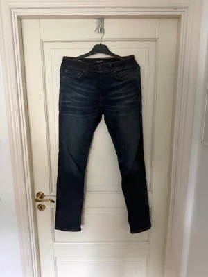 Mörkblå slim straight jeans Jack & Jones - Snygga mörkblå jeans från Jack & Jones i modellen Slim Straight Tim. Använt ett fåtal gånger och är i väldigt bra skick. Vid frågor eller funderingar, hör av er. Pris kan diskuteras. Hämtas i Torslanda eller så fraktar jag!