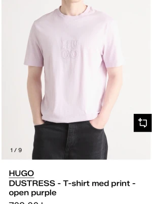 Ljuslila HUGO T-shirt med print - Helt ny Hugo boss tröja ord pris 800kr! Säljer en ljuslila T-shirt från HUGO med broderat HUGO-print på bröstet. T-shirten har klassisk passform, rund halsringning och korta ärmar. Tillverkad i mjuk bomull som känns skön mot huden. Perfekt för en clean och stilren look.