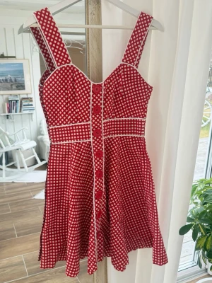 Röd prickig klänning  - Uppskattad storlek S. Skickas inom 24h. Se liknande plagg i min profil! 