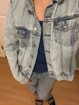 Jeansjacka  - Fin jeansjacka, säljer då den inte används nå mer💗