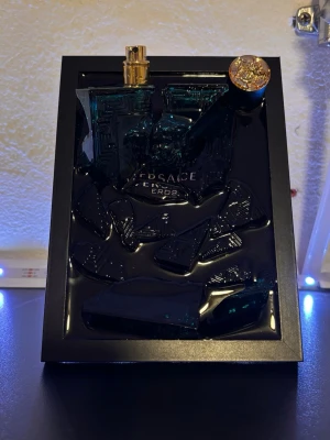 Epoxy tavla, Versace  - Riktigt fin och unik epoxy tavla, helt hand gjord. Postar inom 1-2 dagar 🚚, priset är inte hugget i sten. Skriv gärna om frågar, du kan skicka in dina egna parfymer kan jag göra tavlor på det.