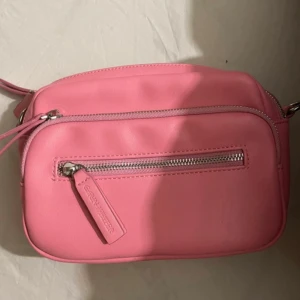 Handväska - Snygg handväska som jag har fått i present och aldrig blivit använd💕har ej ett band!💕