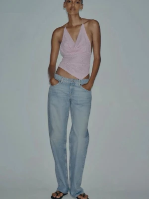 Ljusblå raka jeans med låg midja - Säljer ett par ljusblå jeans med rak passform och låg midja. Använda några få gånger så bra skick. 