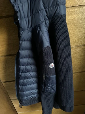 Mörkblå cardiganjacka från Moncler - Snygg mörkblå cardiganjacka från Moncler med quiltad kropp och stickade ärmar. Jag säljer den för att den passar inte mig längre. Skick 9/10, kvittot finns. OBS Priset kan diskuteras, inte överdrivet mycket dock 👑