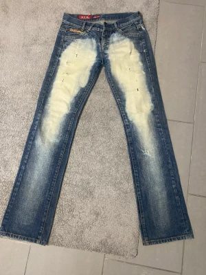Y2k jeans  - Säljer ett par blå jeans från NXX med kraftig blekning och slitningar framtill. Nästan aldrig använda☺️Storlek xs-s. Buda gärna!