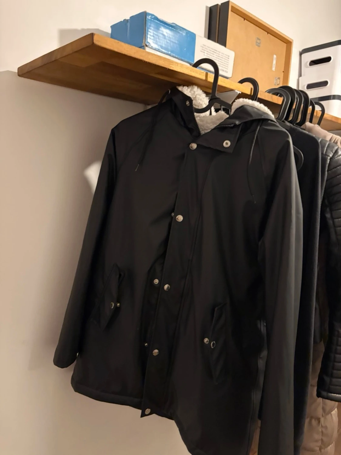 Svart regnjacka med huva