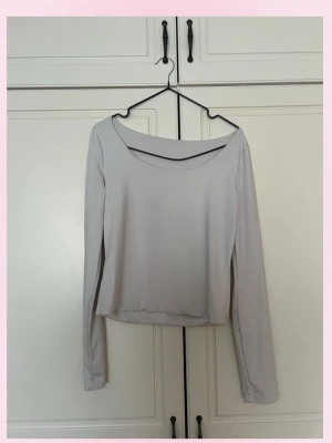 Vit långärmad topp - 💗En stilren vit långärmad topp med rund halsringning. Toppen har en enkel och clean design utan mönster eller detaljer, vilket gör den lätt att matcha med olika outfits. Materialet känns mjukt och stretchigt, perfekt för en avslappnad look.💞
