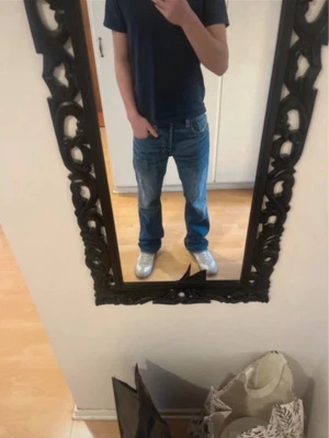 Diesel jeans LARKEE straight flared/bootcut - Säljer min straight flared bootcut diesel jeans som endast är använda en gång och tvättade. Storlek W28 L32 men sitter som mer som W29/30 L32. Skriv för frågor eller prisförslag.