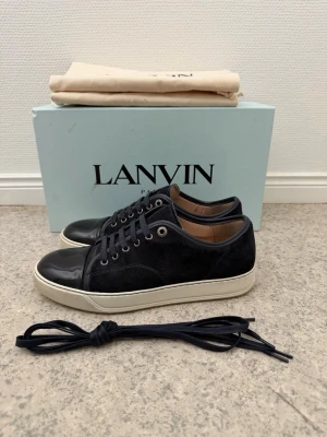 Lanvin - Säljer ett par lanvin dbb1 patent cap toe i marinblå | väldigt bra skick se bilder | storlek uk6 eu40 passar mer 41-42 | allt i bilden medföljer | pris går att diskutera vid snabb och enkel affär |
