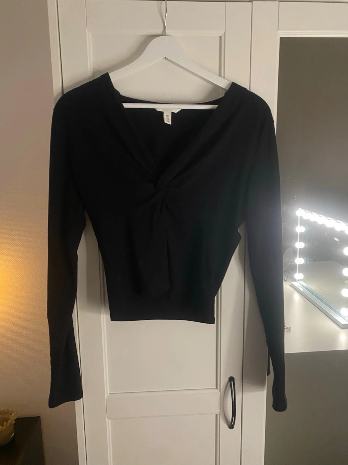 Svart omlottopp med v-ringning - 2