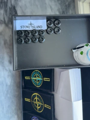 Stone Island knappar 85kr/2knappar - Säljer Stone Island knappar för 85kr 